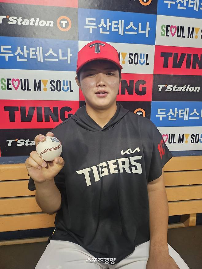 KIA 김태형이 28일 잠실 두산전 승리 뒤 성영탁이 챙겨준 공을 들고 인터뷰 하고 있다. 잠실 | 김은진 기자