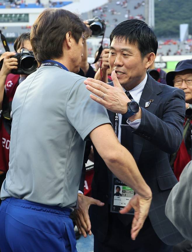 ▲ 일본축구협회가 미토마 등 핵심 선수 부재에도 2회 연속 월드컵 토너먼트 진출을 이끈 모리야스 감독(오른쪽)과 재계약 협상에 나선다. 성사된다면 무려 12년 장기 집권 가능성이 높다. ⓒ 연합뉴스