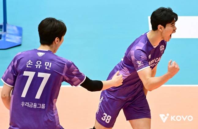 우리카드 박상우(오른쪽)가 최근 충북 단양에서 열린 2026 한국실업배구연맹&프로배구 퓨처스 챔프전에서 포효하고 있다. /사진=한국배구연맹 제공