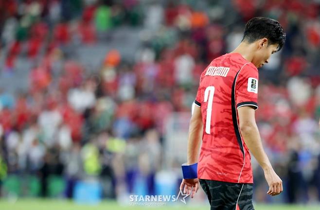 2026 북중미월드컵 A조 3차예선 대한민국 대 남아공 경기가 25일(한국시간) 멕시코 몬테레이 에스타디오 BBVA에서 열렸다.  후반전  선제골을 허용하며 남아공에 0-1로 패해 조3위에 머문  대표팀, 손흥민, 옌스 등 대표팀 선수들이 아쉬운 표정으로 경기를 마무리하고 있다.  /사진=김진경 대기자