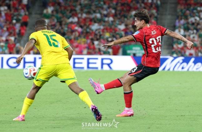2026 북중미월드컵 A조 3차예선 대한민국 대 남아공 경기가 25일(한국시간) 멕시코 몬테레이 에스타디오 BBVA에서 열렸다.  옌스가 남아공 이크람 레이너스를 제치고 슈팅을 날리고 있다. /사진=김진경 대기자
