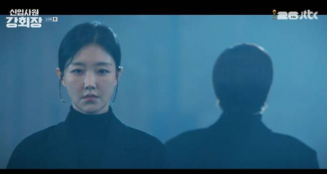 In the JTBC drama Reborn Rookie, it was revealed that Son Hyun-joo, who was thought to be dead, is alive under Jin Goos protection. In the drama, Jun-hyun is shocked to learn that the real culprit who tried to kill him is not Hye-Jin Jeon, but Lee Seo-an.