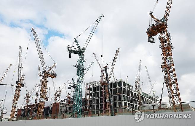 분주한 용인반도체클러스터 공사현장 (용인=연합뉴스) 홍기원 기자 = 9일 경기도 용인시 처인구 원삼면 용인반도체클러스터 일반산업단지 공사현장에서 분주하게 공사가 진행되고 있다. 2026.1.9 xanadu@yna.co.kr