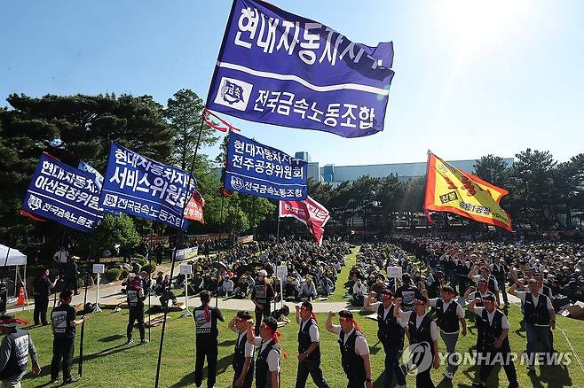 출정식 여는 현대차 노조 5월 13일 오후 현대자동차 울산공장 본관 앞 잔디밭에서 노조가 올해 임금협상 투쟁 출정식을 열고 있다. [연합뉴스 자료사진]