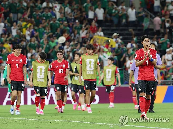 한국, 32강 자력진출 실패 (몬테레이=연합뉴스) 신준희 기자 = 한국 축구 국가대표팀 손흥민 등 선수들이 24일(현지시간) 멕시코 몬테레이 스타디움에서 열린 2026 북중미 월드컵 A조 3차전 남아프리카공화국과의 경기에서 0대1로 패배한 뒤 아쉬워하고 있다. 2026.6.25 hama@yna.co.kr
