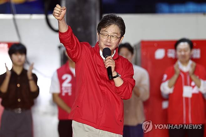 오세훈 서울시장 후보 출정식 (서울=연합뉴스) 윤동진 기자 = 21일 서울 청계광장에서 열린 국민의힘 오세훈 서울시장 후보 출정식에서 유승민 전 의원이 지지발언을 하고 있다. 2026.5.21 mon@yna.co.kr