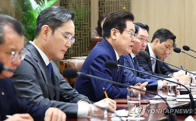 이재명 대통령, 한미 관세협상 후속 민관 합동회의 주재 (서울=연합뉴스) 김도훈 기자 = 이재명 대통령이 16일 용산 대통령실에서 열린 한미 관세협상 후속 민관 합동회의에서 발언하고 있다. 
    왼쪽부터 여승주 한화그룹 부회장, 이재용 삼성전자 회장, 이재명 대통령, 최태원 SK그룹 회장, 정기선 HD현대 회장, 하준경 경제성장수석. 2025.11.16 superdoo82@yna.co.kr