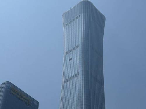 경비행기가 충돌한 중국 베이징 최고층 빌딩 시틱타워 (베이징=연합뉴스) 한종구 특파원 = 28일 낮 중국 베이징 중심업무지구(CBD)의 시틱타워(CITIC Tower·중국존) 외벽에 이틀 전 경비행기 충돌로 생긴 흔적이 남아 있다.
