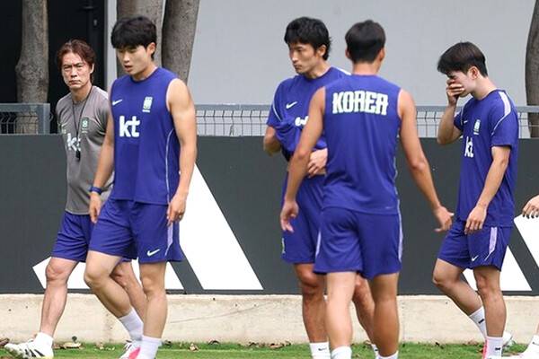 2026 북중미 월드컵에 출전한 한국 축구 국가대표팀 홍명보 감독이 15일(현지시간) 오전 멕시코 과달라하라 인근 사포판의 치바스 바예 베르데에서 멕시코와의 조별리그 2차전을 대비해 훈련하는 선수들을 지켜보고 있다. 연합뉴스