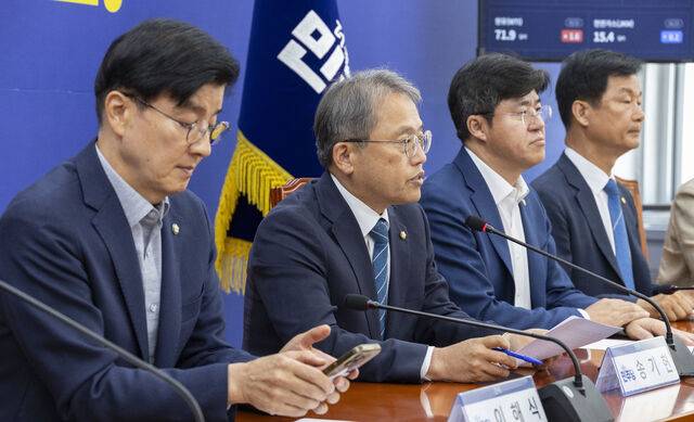 ◇더불어민주당 국민참정권 수호를 위한 선관위 개혁TF 위원장인 송기헌 의원이 26일 국회에서 열린 TF 6차 회의에서 선관위 개혁안에 대해 발언하고 있다. 연합뉴스.