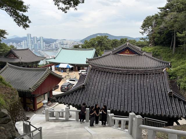 부산 영도 복천사 산령각에서 내려다본 모습. 김은영 기자 key66@