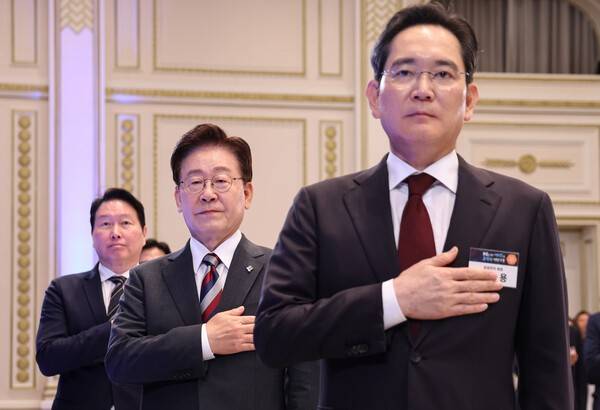 이재명 대통령이 29일 청와대에서 열린 3대 메가프로젝트 국민보고회에서 국민의례를 하고 있다. 이재용(사진 오른쪽부터) 삼성전자 회장, 이 대통령, 최태원 SK그룹 회장. [출처=연합]
