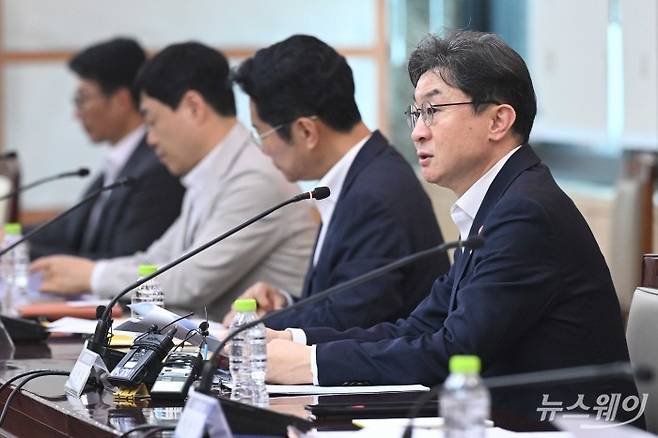 이억원 금융위원장이 29일 오후 서울 종로구 정부서울청사에서 열린 금융소비자보호 정책평가위 출범회의에서 모두발언을 하고 있다. 사진=강민석 기자