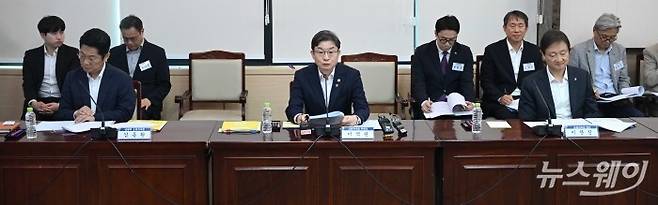 (중앙)이억원 금융위원장이 29일 오후 서울 종로구 정부서울청사에서 열린 금융소비자보호 정책평가위 출범회의에서 모두발언을 하고 있다. 사진=강민석 기자