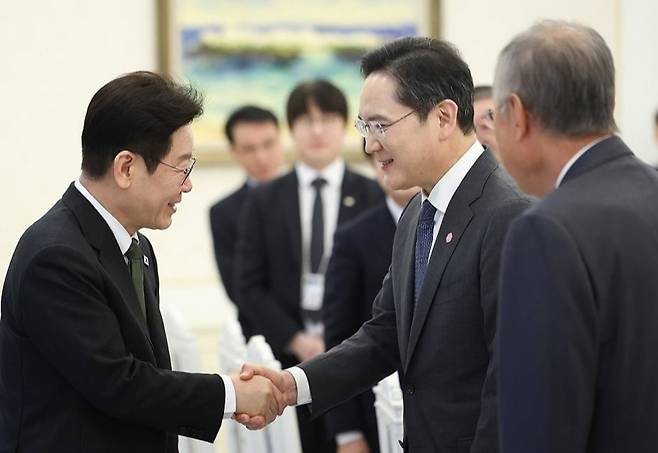 이재명 대통령이 29일 청와대에서 '대한민국 대도약 3대 메가프로젝트 국민보고회'를 주재하는 가운데 삼성전자 이재용 회장과 SK그룹 최태원 회장이 참석 예정이다. 연합뉴스