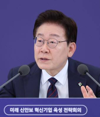 이재명 대통령이 26일 청와대에서 열린 ‘미래신안보 혁신기업 육성전략’ 회의에서 발언하고 있다. (사진=연합뉴스)