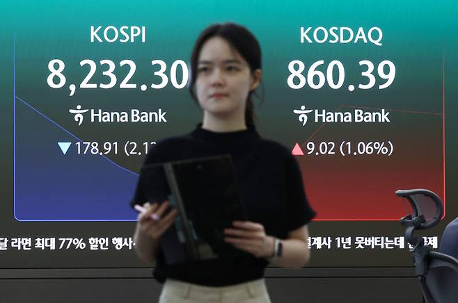 29일 오전 서울 중구 하나은행 딜링룸 전광판에 코스피, 코스닥 등 개장 시황이 나오고 있다. (사진=뉴스1)