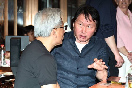 젠슨 황 엔비디아 최고경영자(CEO)와 대화하는 최태원 SK그룹 회장 〈출처=연합뉴스〉