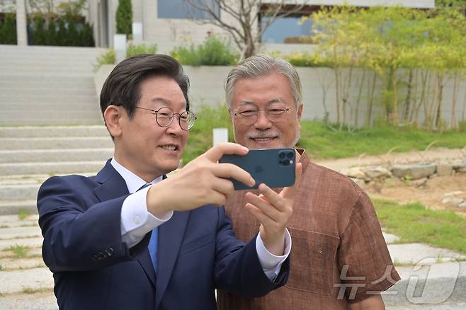 지난 2022년 8월 29일 당시 이재명 더불어민주당 대표가 경남 양산시 하북면 평산마을에서 문재인 전 대통령과 만나 기념 촬영하던 모습. (더불어민주당 제공) ⓒ 뉴스1