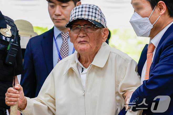 20대 대선과 22대 총선 전후로 신도 5만 명 이상을 국민의힘에 집단 입당시키도록 지시한 의혹을 받는 이만희 신천지예수교증거장막성전(신천지) 총회장이 24일 오후 서울 서초구 중앙지방법원에서 열린 정당법 위반·업무방해 혐의 구속 전 피의자 심문(영장실질심사)에 출석하고 있다. 2026.6.24 ⓒ 뉴스1 안은나 기자