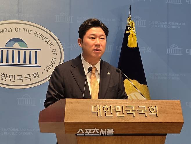 국민의힘 진종오 국회의원이 29일 오전 국회 소통관에서 기자회견을 열고 있다.
