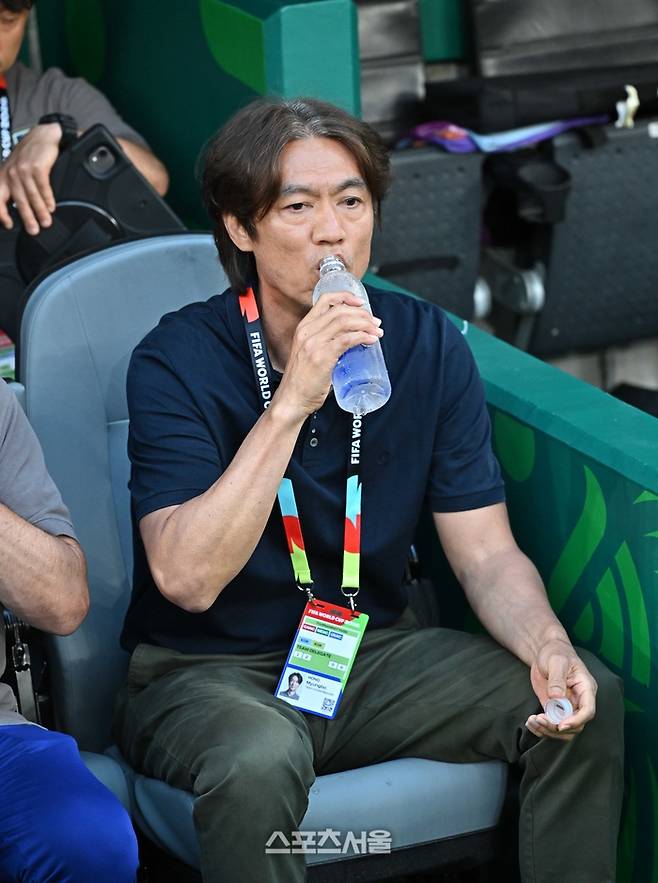 대한민국 축구국가대표팀의 홍명보 감독이 25일(한국시간) 멕시코 몬테레이 인근 과달루페의 BBVA 스타디움에서 열린 2026 북중미 월드컵 조별리그 A조 3차전 남아프리카공화국과의 경기에 앞서 물을 마시고 있다. 2026. 6. 25. 과달루페(멕시코) | 박진업 기자 upandup@sportsseoul.com