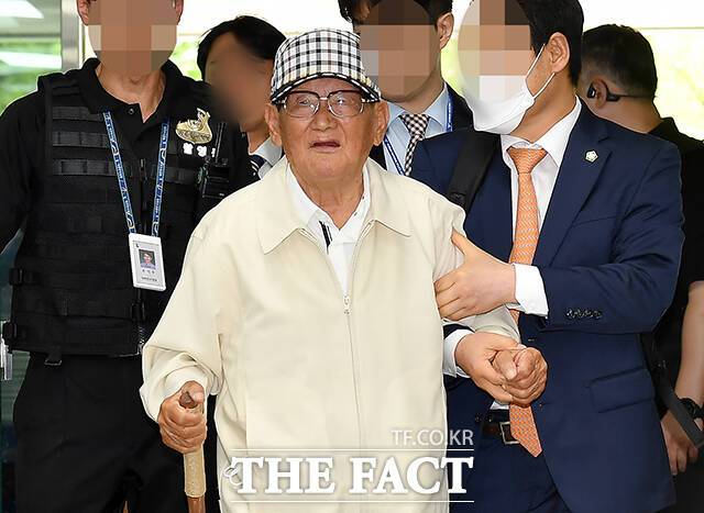 교인들을 국민의힘 당원으로 강제 가입시켰다는 혐의를 받는 이만희 신천지예수교증거장막성전(신천지) 총회장이 24일 서울 서초구 서울중앙지방법원에서 열린 구속 전 피의자 심문(영장실질심사)에 출석하고 있다. /남윤호 기자(현장풀)