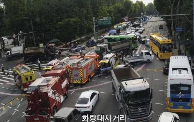 29일 오전 7시께 서울 노원구 화랑대사거리에서 덤프트럭 추돌 사고가 발생해 일대 차량 통행이 통제되고 있다. 서울도시고속도로 교통정보