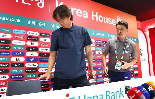 2026 북중미 월드컵 조별리그에서 탈락한 한국 축구 국가대표팀 홍명보 감독이 28일(현지시간) 오전 멕시코 과달라하라 인근 사포판의 치바스 바예 베르데에서 사퇴 기자회견을 마치고 퇴장하고 있다. 연합뉴스