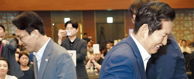 與 청년 당선자 워크숍에 참석한 김민석·정청래  김민석(왼쪽) 국무총리가 28일 경기 광주시 한 리조트에서 열린 더불어민주당 6·3지방선거 청년 당선자 워크숍에서 축사를 마치고 자리로 돌아오고 있다. 이어 정청래 전 민주당 대표가 연설을 하기 위해 단상으로 향하고 있다. /박성원 기자