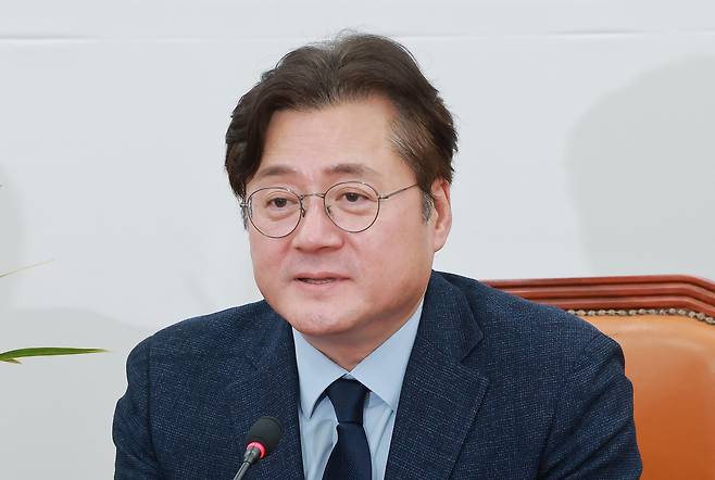 홍익표 청와대 정무수석이 지난 7일 국회에서 연임에 성공한 더불어민주당 한병도 원내대표를 만나 인사말을 하고 있다. /연합뉴스