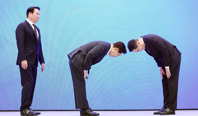 이재명 대통령과 이재용 삼성전자 회장이 29일 청와대 영빈관에서 열린 대한민국 대도약 3대 메가프로젝트 국민보고회에서 인사하고 있다. 사진 왼쪽은 최태원 SK그룹 회장. /뉴스1