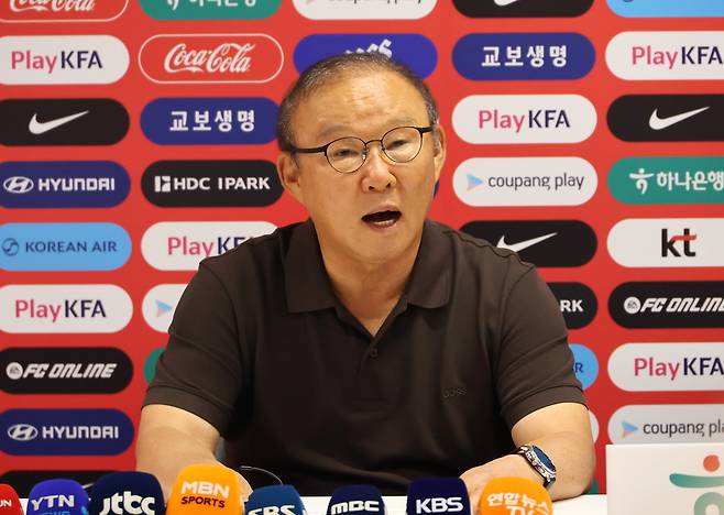 2026 북중미 월드컵에서 32강 진출에 실패한 한국축구국가대표팀의 박항서 단장이 28일(현지시간) 멕시코 사포판 치바스 바예 베르데에서 결산 기자회견을 하고 있다. 연합뉴스