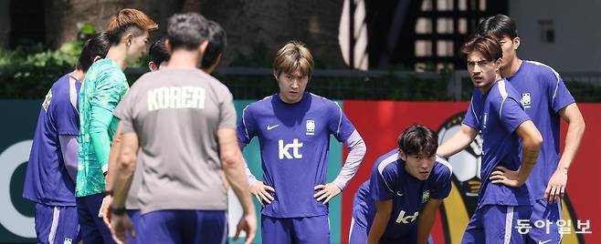 이강인(오른쪽에서 네 번째) 등 한국 축구 대표팀 선수들이 28일(한국 시간) 멕시코 과달라하라 인근 사포판의 치바스 베르데 바예 훈련장에서 굳은 표정으로 훈련하고 있다. 다른 조 경기 결과에 따라 32강 토너먼트에 진출할 가능성이 있었던 한국은 25일 조별리그 마지막 경기를 마친 뒤에도 훈련을 계속해 왔다. 하지만 이날 조 3위 12개 팀 중 최종 10위가 되면서 상위 8개 팀에 주어지는 32강 티켓 획득에 실패했다. 사포판=박형기 기자 oneshot@donga.com