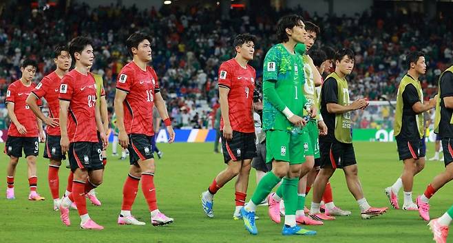대한민국 축구국가대표팀 선수들이 24일(현지시간) 멕시코 몬테레이 스타디움에서 열린 2026 북중미 월드컵 A조 조별리그 3차전 대한민국과 남아프리카 공화국의 경기에서 0대 1로 패배한 후 아쉬워하고 있다. 2026.6.25 ⓒ 뉴스1 임세영 기자 /사진=뉴스1