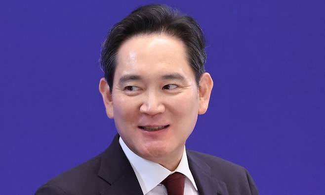 이재용 삼성전자 회장이 29일 청와대에서 열린 ‘대한민국 대도약 3대 메가프로젝트 국민보고회’에서 이야기를 나누고 있다. 청와대사진기자단