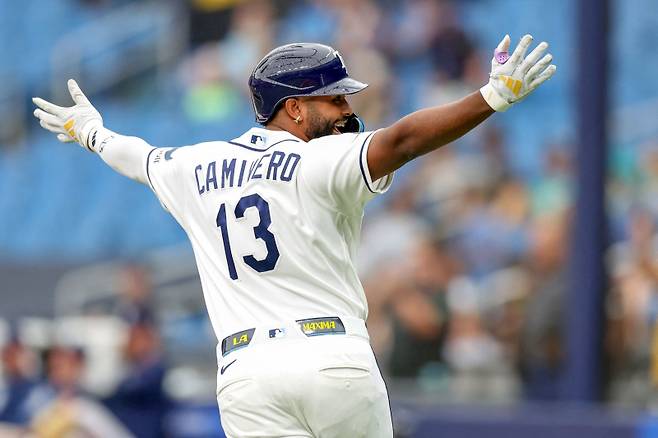 <yonhap photo-0976=""> ST. PETERSBURG, FL - JUNE 25: Junior Caminero #13 of the Tampa Bay Rays celebrates his third home run of the game against the Kansas City Royals during the eighth inning of a baseball game at Tropicana Field on June 25, 2026 in St. Petersburg, Florida. Mike Carlson/Getty Images/AFP (Photo by Mike Carlson / GETTY IMAGES NORTH AMERICA / Getty Images via AFP)/2026-06-26 03:57:55/ <저작권자 ⓒ 1980~2026 ㈜연합뉴스. 무단 전재 재배포 금지, AI 학습 및 활용 금지></yonhap>