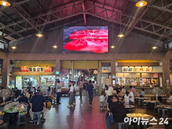 지난 26일 예산시장 내 취식공간에서 방문객들이 식사를 하고 있다. [사진=전다윗 기자]