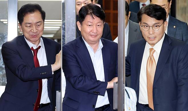 국민의힘 김기현(왼쪽부터), 권영진, 윤상현 의원이 29일 국회에서 열린 비공개 의원총회를 마친 뒤 회의장을 나서고 있다.   2차 종합 특별검사팀은 윤석열 전 대통령의 '체포 방해' 의혹과 관련해 김기현·권영진·윤상현 의원을 특수공무집행방해 혐의로 추가 입건하고 출석을 통보했다. 연합뉴스