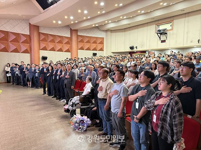 ▲ 서흥원 양구군수가 29일 양구문화복지센터 공연장에서 퇴임식을 갖고 4년간의 군정 여정을 마무리했다. 박재혁 기자