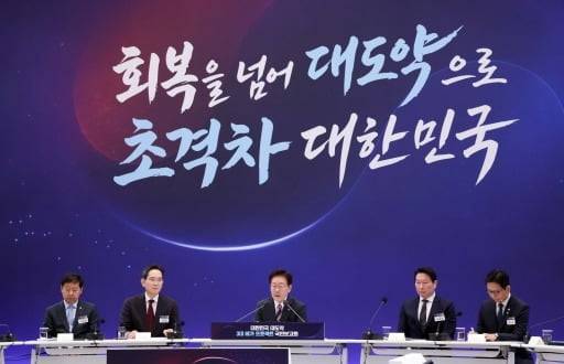 이재명 대통령이 29일 청와대에서 열린 ‘대한민국 대도약 3대 메가프로젝트 국민보고회’에서 모두발언을 하고 있다.(청와대사진기자단)