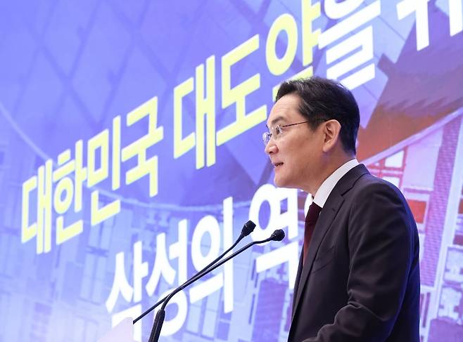 이재용 삼성전자 회장이 29일 청와대에서 이재명 대통령 주재로 열린 3대 메가프로젝트 국민보고회에서 투자계획을 발표하고 있다. 2026.6.29 [청와대통신사진기자단]
