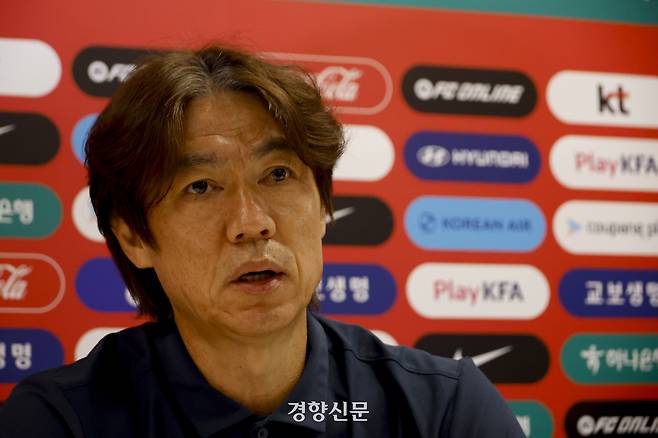 홍명보 한국 축구대표팀 감독이 29일(한국 시간) 멕시코 과달라하라 팀 훈련장에서 2026 북중미 월드컵 32강 진출 실패와 관련해 감독직 사퇴 기자회견을 하고 있다. 과달라하라(멕시코) | 문재원 기자