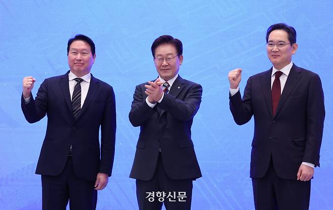 이재명 대통령과 이재용 삼성전자 회장, 최태원 에스케이(SK)그룹 회장이 29일 청와대에서 열린 ‘대한민국 대도약 3대 메가프로젝트 국민보고회’에서 파이팅을 외치고 있다. 청와대사진기자단