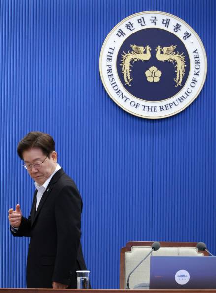 이재명 대통령이 25일 청와대에서 열린 수석보좌관회의에서 국민의례 후 착석하고 있다. 연합뉴스