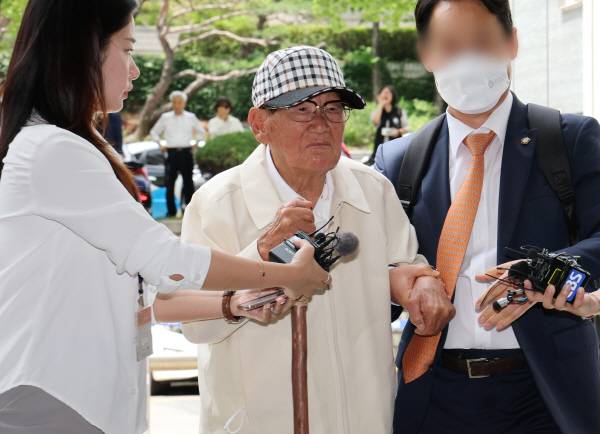 지난 24일 정당법 위반 혐의를 받고 있는 이만희 신천지 총회장이 서울 서초구 서울중앙지방법원에서 열린 구속 전 피의자 심문(영장실질심사)에 출석하고 있다. 연합뉴스