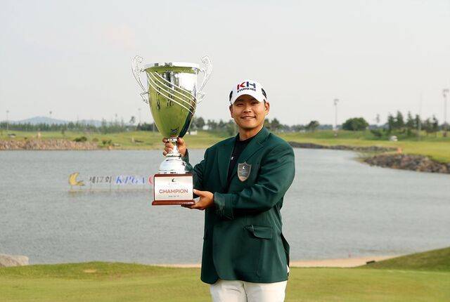 28일 전북 군산시 군산CC 토너먼트코스에서 끝난 군산CC오픈에서 생애 첫승을 거둔 정한밀. KPGA 제공