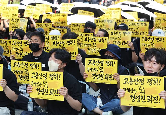 부분 파업에 들어간 카카오 노조원들이 10일 경기도 성남시 카카오 판교아지트 앞에서 구호를 외치고 있다. [연합뉴스]