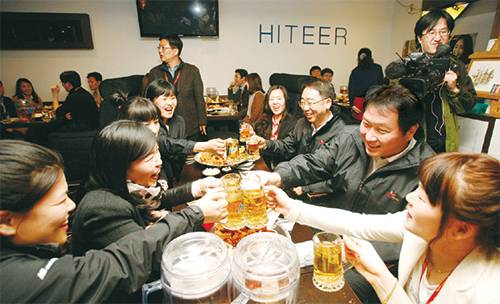 최태원 회장은 SK하이닉스의 공식 출범식이 치러진 2012년 3월 26일 직원들과의 치맥 파티에 직접 참석했다. 이날 행사의 키워드는 ‘행복’이었다. [SK하이닉스 뉴스룸]