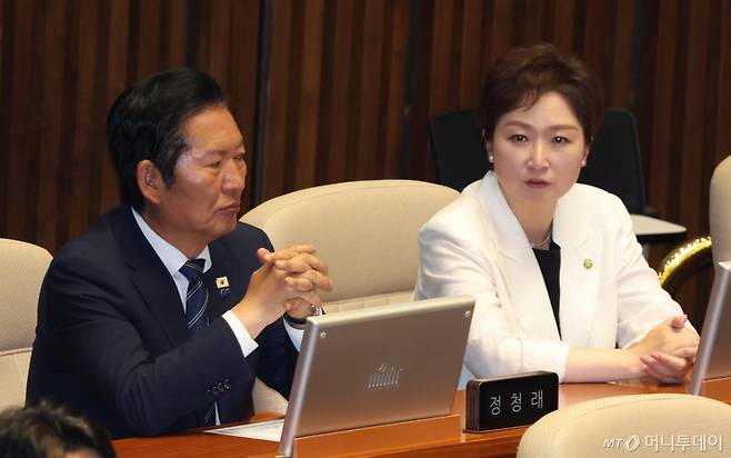 [서울=뉴시스] 조성봉 기자 = 정청래 더불어민주당 대표와 이언주 의원이 11일 오전 서울 여의도 국회에서 열린 제436회국회(임시회) 제2차 본회의에서 대화를 하고 있다. 2026.06.11. suncho21@newsis.com /사진=조성봉